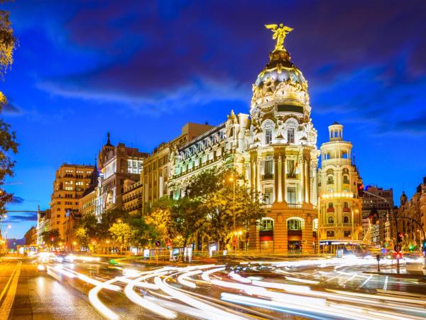 GRAN VIA -Chueca ROOMS PARKING TPH : photo 8 de la chambre chambre lit king-size avec baignoire spa