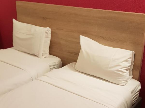 hotelF1 Saint Etienne : photo 5 de la chambre chambre lits jumeaux side-car avec salle de bains commune