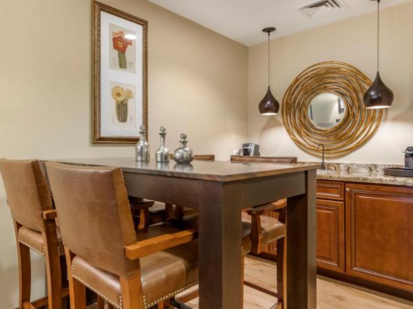 Omni Austin Hotel Downtown : photo 2 de la chambre suite 1 chambre exécutive avec 1 lit king-size pour personnes à mobilité réduite