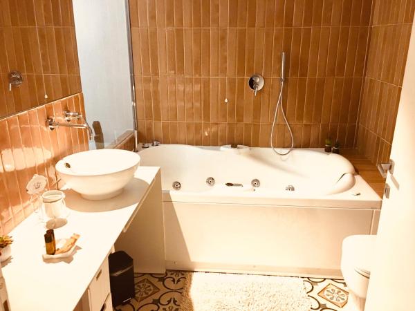 Antica dimora lamarmora : photo 6 de la chambre chambre lit king-size avec baignoire spa