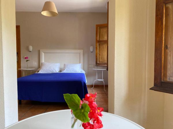 Hostal Moscatel : photo 2 de la chambre chambre lit king-size supérieure