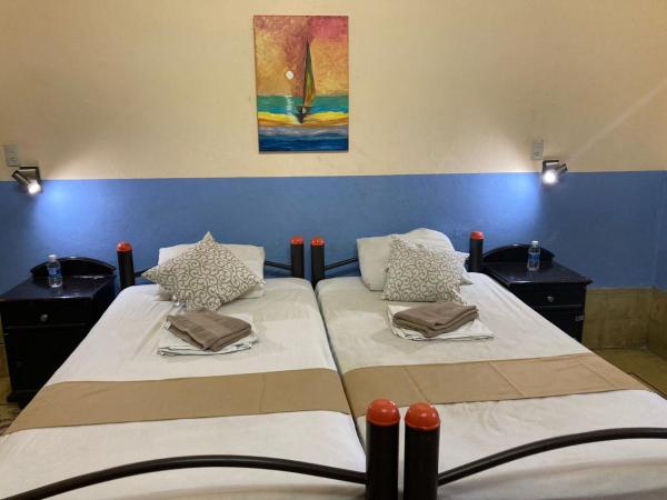 Hostal La Ermita : photo 5 de la chambre chambre double avec salle de bains privative