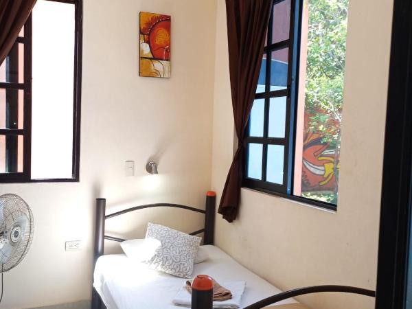 Hostal La Ermita : photo 5 de la chambre chambre simple avec salle de bains commune