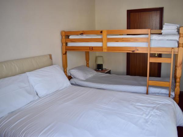 Lyndhurst Hotel : photo 3 de la chambre chambre familiale avec salle de bains privative