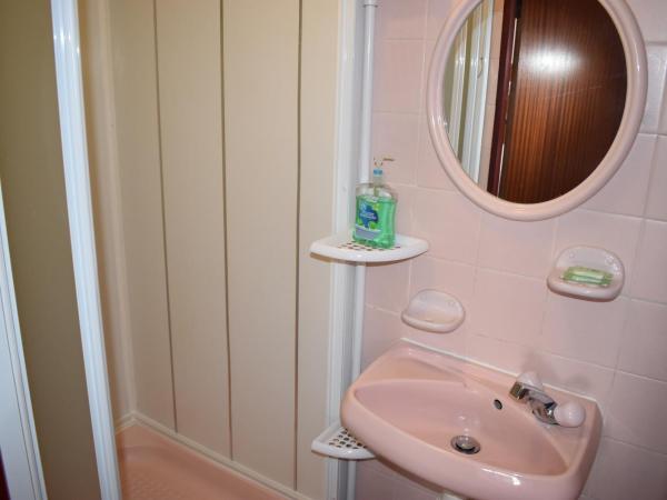 Lyndhurst Hotel : photo 5 de la chambre chambre familiale avec salle de bains privative