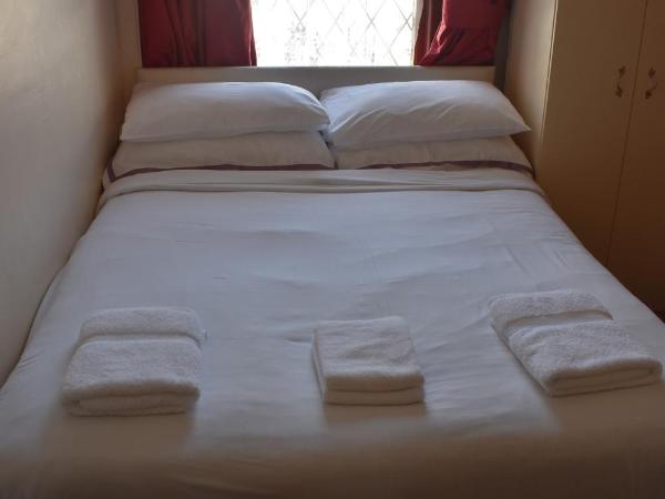 Lyndhurst Hotel : photo 6 de la chambre chambre familiale avec salle de bains privative