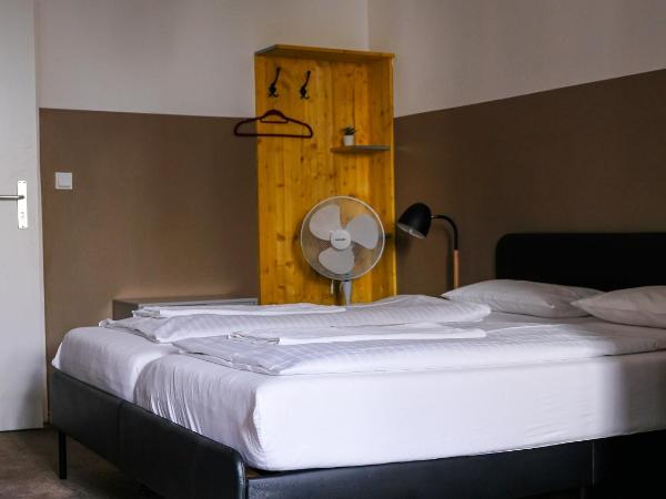 Hammerbrook Hostel : photo 7 de la chambre chambre double avec salle de bains privative