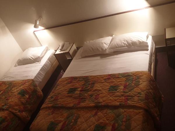 Hotel Madame Mere : photo 2 de la chambre chambre triple - côté montagne