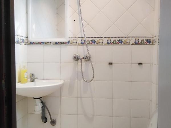 Hôtel Sid El Aidi Médina : photo 1 de la chambre chambre lits jumeaux avec douche 