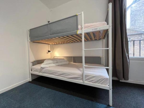 Le Coffice Auberge de Jeunesse : photo 2 de la chambre lit dans dortoir pour femmes de 4 lits