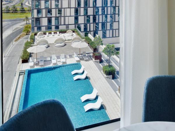 Staybridge Suites Dubai Al-Maktoum Airport, an IHG Hotel : photo 9 de la chambre suite 1 chambre lit king-size - vue sur piscine - non-fumeurs