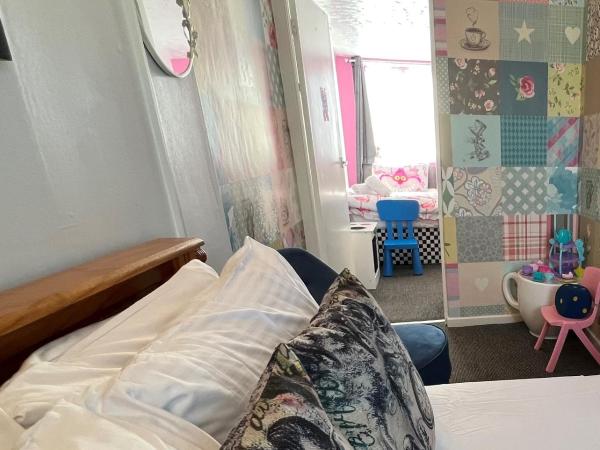 Raffles Hotel : photo 5 de la chambre chambre familiale avec salle de bains privative