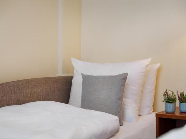 Hotel Kronprinz Hamburg Hauptbahnhof : photo 5 de la chambre chambre triple