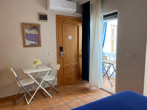 Hostal Moscatel : photo 4 de la chambre chambre lit queen-size avec baignoire spa