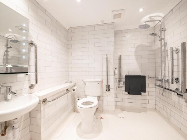 Miller & Carter Brighton by Innkeeper's Collection : photo 7 de la chambre chambre familiale adaptée aux personnes à mobilité réduite