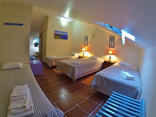 Supertubos Beach Hostel : photo 1 de la chambre chambre familiale avec salle de bains