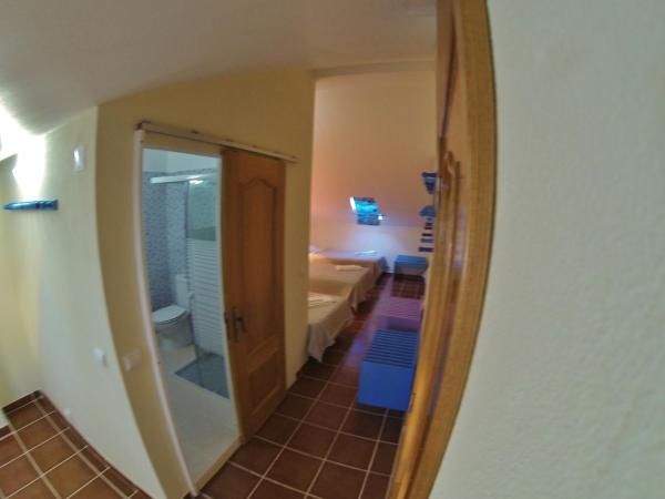 Supertubos Beach Hostel : photo 3 de la chambre chambre familiale avec salle de bains