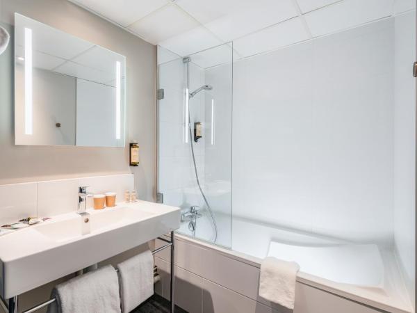 Mercure Paris Montparnasse Pasteur : photo 10 de la chambre chambre lit queen-size supérieure avec canapé