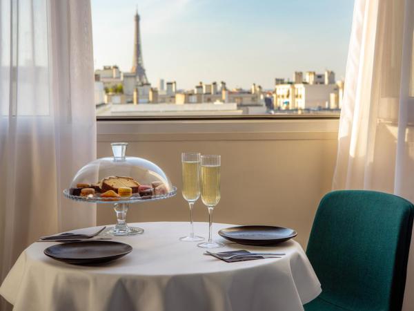 Mercure Paris Montparnasse Pasteur : photo 1 de la chambre suite junior avec 1lit king-size et canap-lit pour 2personnes - vue sur tour eiffel