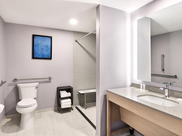 Hyatt Place Phoenix/Downtown : photo 4 de la chambre king suite with sofa bed and roll-in shower - disability access