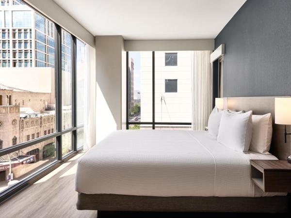 Hyatt Place Phoenix/Downtown : photo 1 de la chambre king suite with sofa bed and roll-in shower - disability access