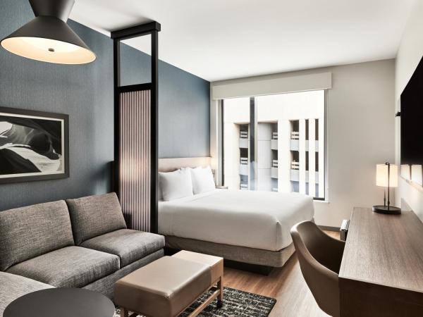 Hyatt Place Phoenix/Downtown : photo 1 de la chambre chambre lit king-size avec canapé-lit et vue
