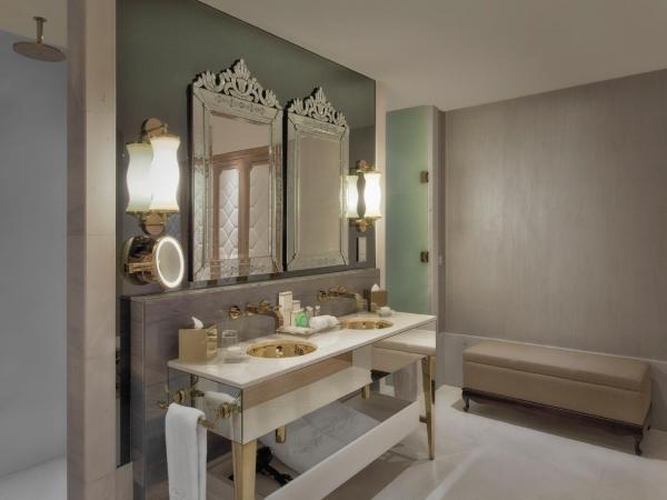 CVK Park Bosphorus Hotel Istanbul : photo 2 de la chambre suite de luxe avec accès au salon