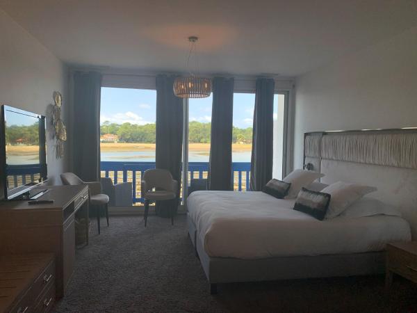 Le Relais Du Lac : photo 2 de la chambre suite avec balcon et vue sur le lac