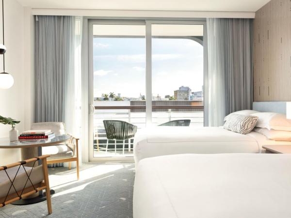 Kimpton - Hotel Palomar South Beach, an IHG Hotel : photo 1 de la chambre chambre double premium avec 2 lits doubles et balcon - vue sur ville