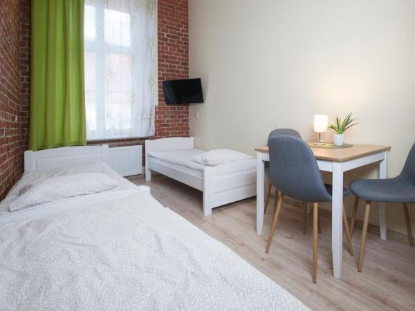 Vanilla Hostel Wrocław : photo 1 de la chambre chambre triple avec salle de bains privative