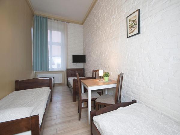 Vanilla Hostel Wrocław : photo 3 de la chambre chambre quadruple avec salle de bains