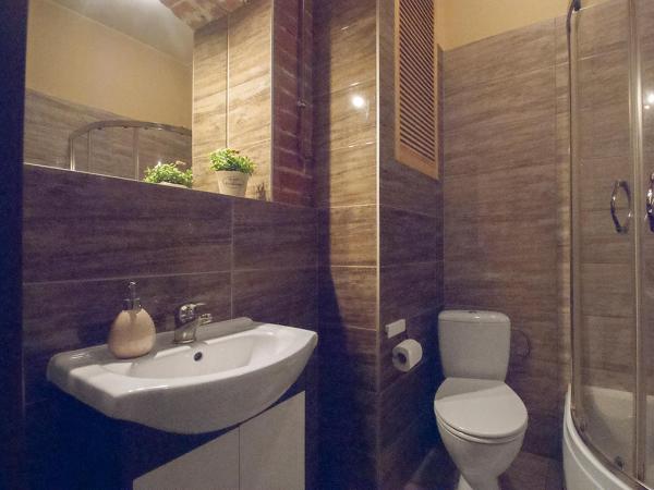 Vanilla Hostel Wrocław : photo 10 de la chambre chambre quadruple avec salle de bains