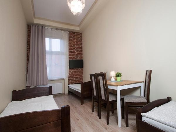 Vanilla Hostel Wrocław : photo 4 de la chambre chambre quadruple avec salle de bains