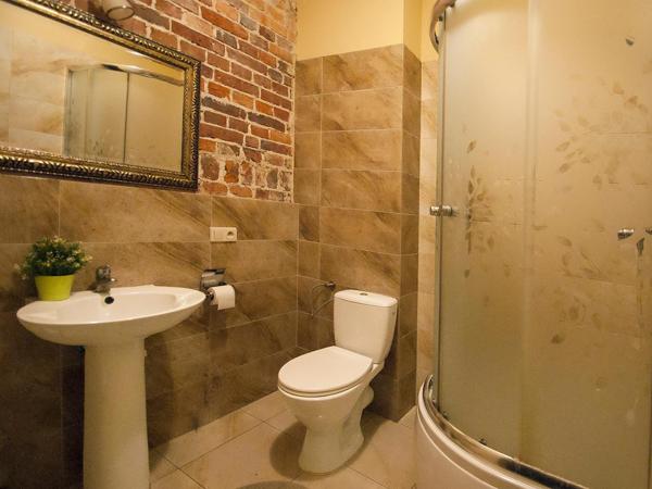 Vanilla Hostel Wrocław : photo 1 de la chambre chambre quadruple avec salle de bains