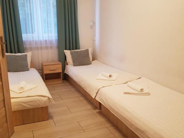 Hostel Mleczna - Metro Zacisze : photo 1 de la chambre chambre triple avec salle de bains privative