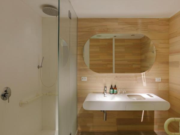 voco Milan-Fiere, an IHG Hotel : photo 3 de la chambre chambre pour personnes à mobilité réduite avec douche à l'Étage