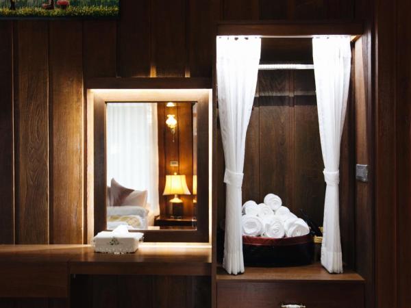 Baansuwanburi - บ้านสุวรรณบุรี : photo 5 de la chambre chambre lit king-size - vue sur Étang et jardin