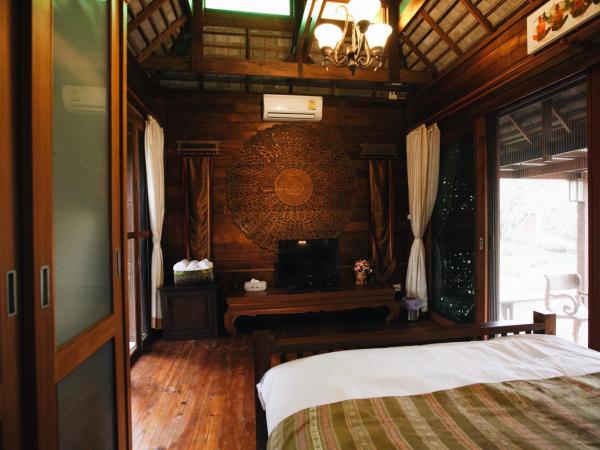 Baansuwanburi : photo 7 de la chambre chambre lit queen-size - vue sur Étang et piscine