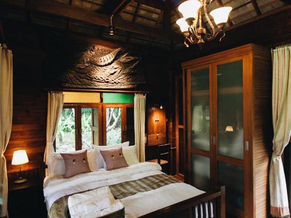 Baansuwanburi - บ้านสุวรรณบุรี : photo 6 de la chambre chambre lit queen-size - vue sur Étang et piscine