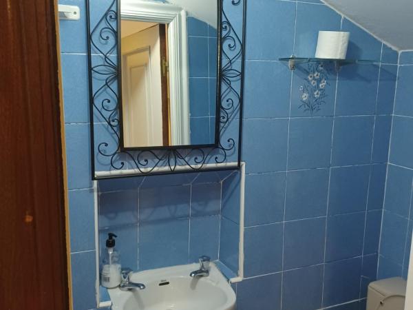 Hostal Forest : photo 4 de la chambre chambre lits jumeaux avec salle de bains privative