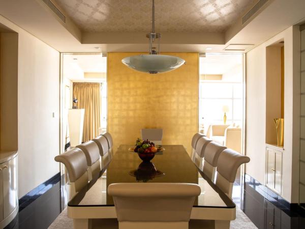 Jumeirah Emirates Towers Dubai : photo 9 de la chambre suite présidentielle avec accès direct au musée du futur, plage privée gratuite, petit-déjeuner, goûter signature, apéritif, rafraîchissements sans alcool et canapés