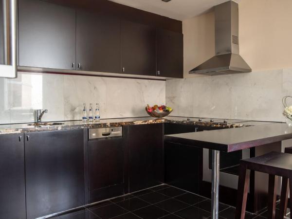 Jumeirah Emirates Towers Dubai : photo 10 de la chambre suite royale avec accès direct au musée du futur, accès gratuit à la plage privée et au parc aquatique wild wadi (1 fois par séjour), petit-déjeuner, goûter signature, apéritif, rafraîchissements sans alcool et canapés