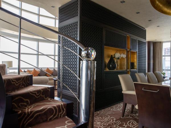 Jumeirah Emirates Towers Dubai : photo 2 de la chambre suite royale avec accès direct au musée du futur, accès gratuit à la plage privée et au parc aquatique wild wadi (1 fois par séjour), petit-déjeuner, goûter signature, apéritif, rafraîchissements sans alcool et canapés