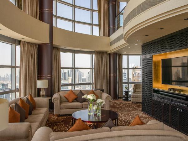 Jumeirah Emirates Towers Dubai : photo 1 de la chambre suite royale avec accès direct au musée du futur, accès gratuit à la plage privée et au parc aquatique wild wadi (1 fois par séjour), petit-déjeuner, goûter signature, apéritif, rafraîchissements sans alcool et canapés