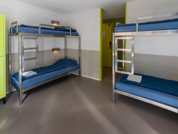 Stayokay Hostel Haarlem : photo 3 de la chambre lit dans dortoir mixte avec 4 lits et douche