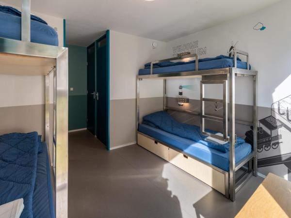 Stayokay Hostel Haarlem : photo 5 de la chambre lit dans dortoir mixte avec 4 lits et douche