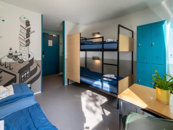Stayokay Hostel Haarlem : photo 4 de la chambre chambre familiale quadruple avec salle de bains privative et douche