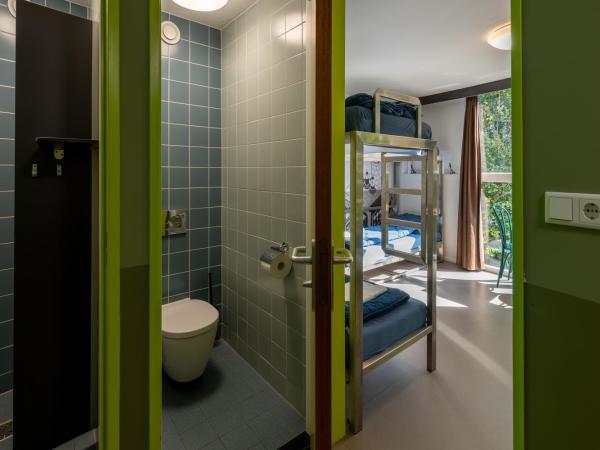 Stayokay Hostel Haarlem : photo 4 de la chambre lit dans dortoir mixte avec 4 lits et douche