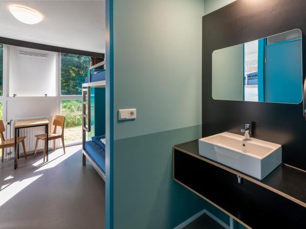 Stayokay Hostel Haarlem : photo 5 de la chambre hébergement lits jumeaux Économique avec lits superposés et salle de bains privative avec douche