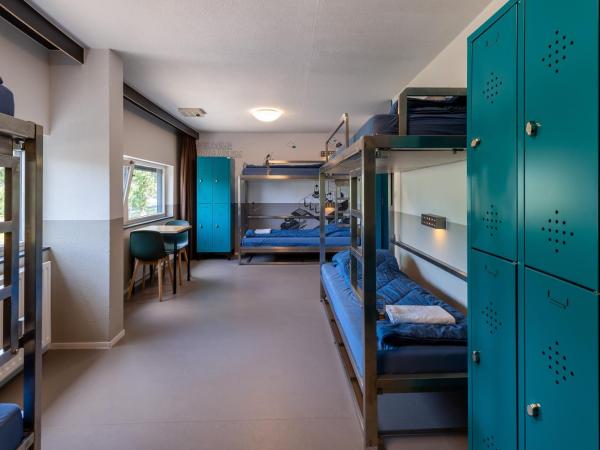 Stayokay Hostel Haarlem : photo 2 de la chambre lit dans dortoir mixte de 6-8 lits avec douche